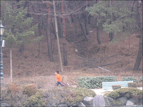 뭔가 발견한 진규가 막 뛰어가는군요. 